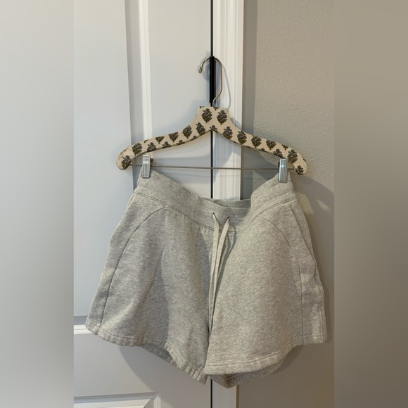 Lululemon Scuba High Rise 5” Short - Picture 2 of 4